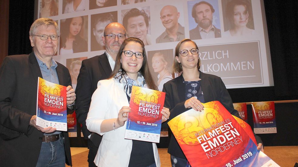 Beim Festival 2019 stand Edzard Wagenaar noch im Hintergrund. Jetzt rückt er als Nachfolger des damalige Leiters Rolf Eckard (von links) an die Seite von Geschäftsführerin Nora Dreyer. Auf dem Gruppenbild rechts steht Kathrin Neuhaus. Foto: Nording/Archiv