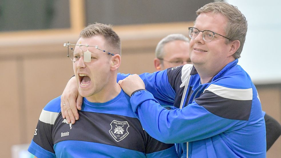Bei den spannenden Schießduellen kann es am Ende auch mal emotional werden. Das Bild zeigt eine Szene aus dem letztjährigen Heimkampf mit Dennis Grünhoff (links) und Andreas Slink. Archivfoto: Ortgies