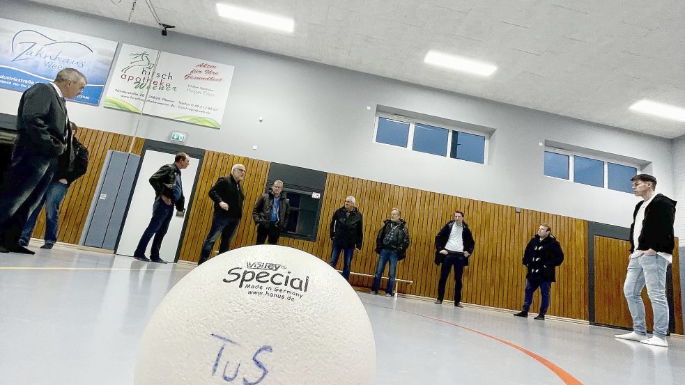 Der Ausschuss für Ehrenamt, Sport und Vereine schaute sich die Enno-Beck-Halle an. Foto: Stadt Weener