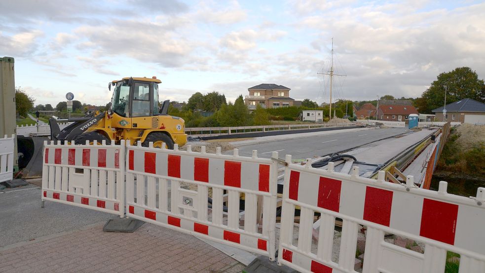 An der Brücke wird schon seit Monaten gearbeitet. Foto: Lüppen/Archiv