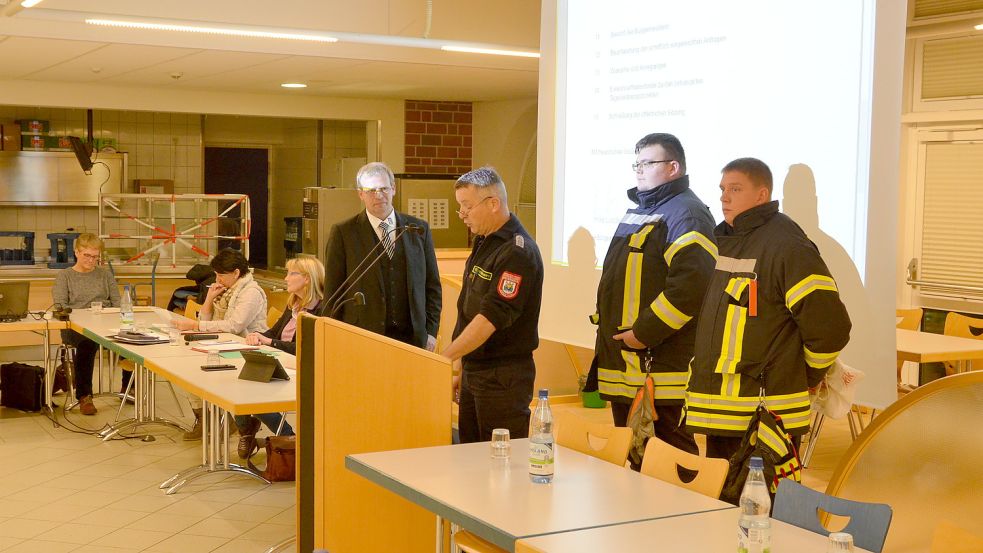 Bernd Oltmanns (am Mikrofon) trat als Redner der Feuerwehr Nord auf und wirkte wutentbrannt. So ignorierte er auch die Bitte von Roelf Odens (links), die Einwohnerfragestunde nicht für die Aktion zu missbrauchen. Foto: Hillebrand