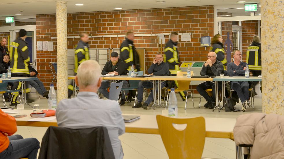 Nach Bernd Oltmanns Ansprache verließen etliche Feuerwehrleute aus Protest gegen die Gemeinde die Aula der IGS. Foto: Hillebrand