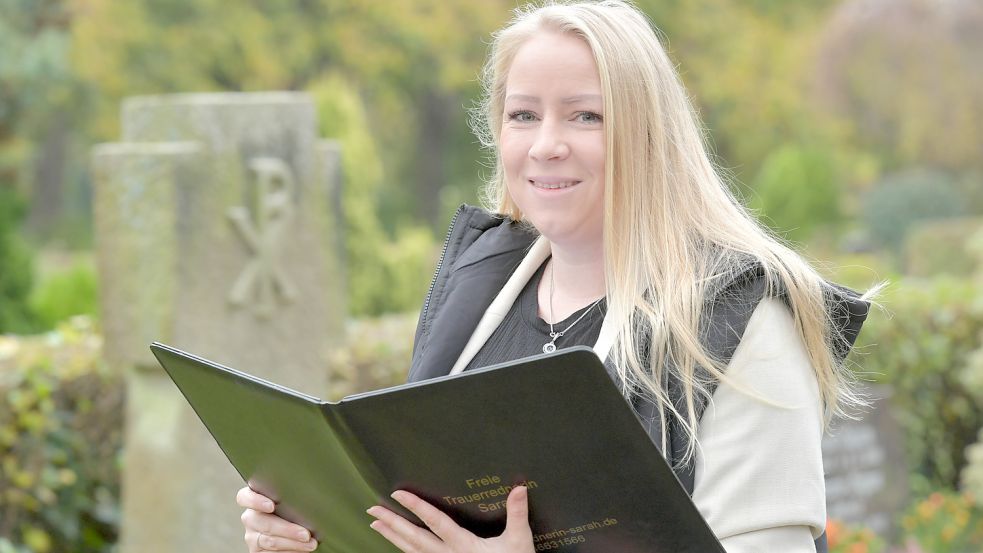 Die freie Trauerrednerin Sarah van Detten-Preuß auf dem Emder Zentralfriedhof Tholenswehr. Die 32-Jährige feilt meist einige Stunden an ihren „Lebensreden“. Foto: Ortgies