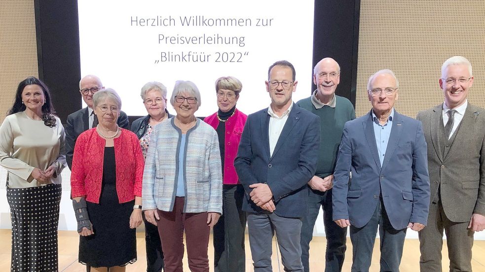 Die Preisträgerinnen und Preisträger der Blinkfüür 2022 zusammen mit den Laudatoren, Bundestagsabgeordnete Gitta Connemann (links) und Landrat Matthias Groote (rechts). (Es fehlt Gesi Grigoleit.) Foto: Nording