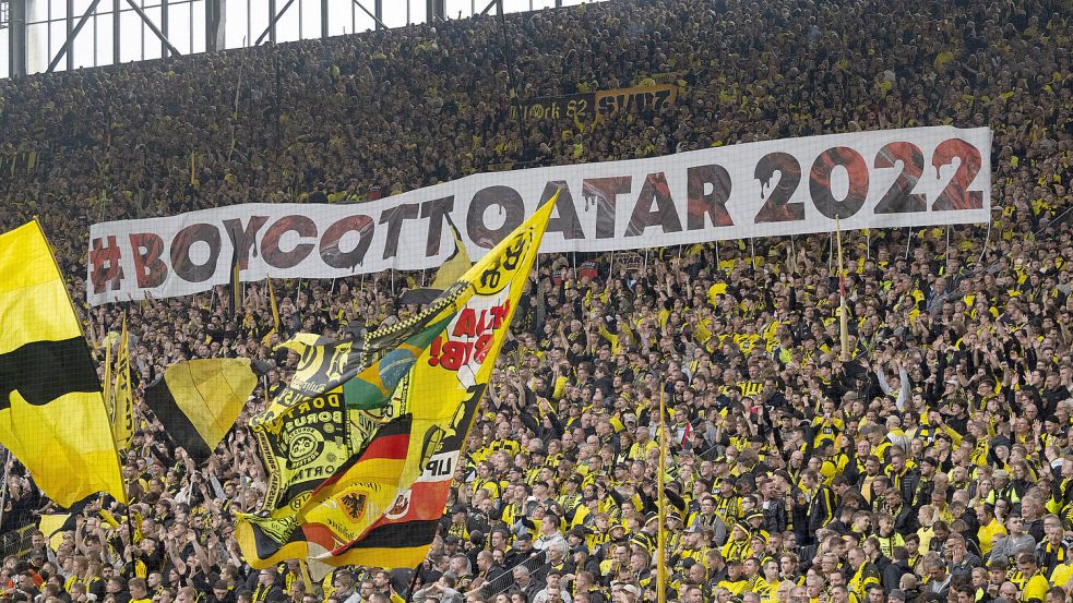 Fußballfans rufen zum Boykott der WM 2022 auf, aber ist das die Lösung? Foto: dpa/Bernd Thissen