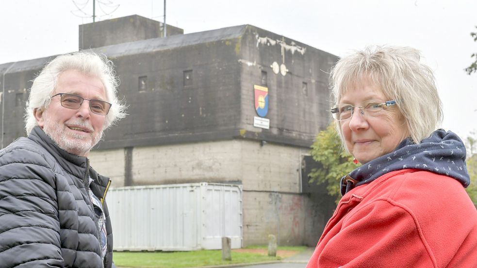 Heinz Gosciniak und Theda Geiken vor dem Bunker, in dem die Siedlergemeinschaft Conrebbersweg ihre Räume hat und ein Museum betreibt. Foto: Ortgies