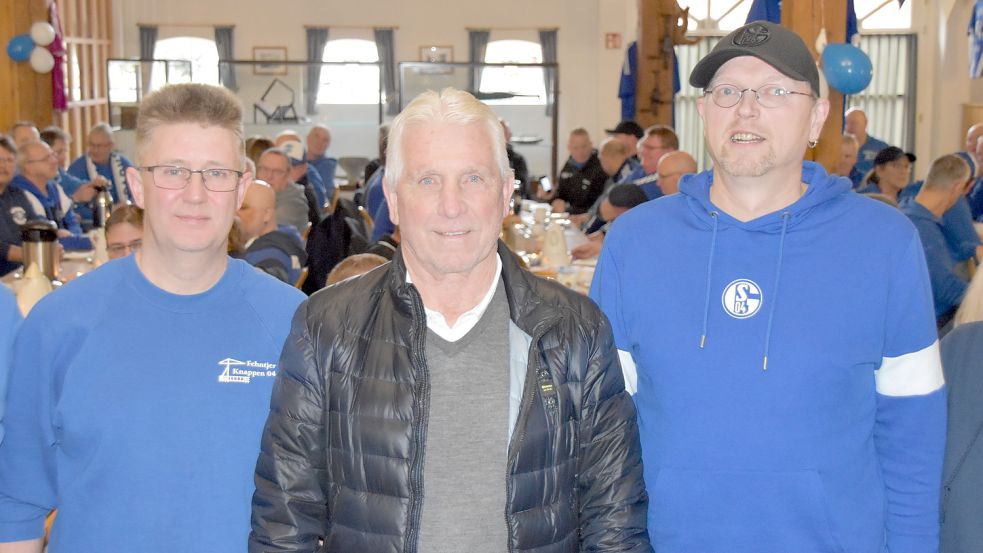 Klaus Fischer (Mitte) kam zum Schalke-Fanclub-Treffen in Ostrhauderfehn. Detlef Weerts (links) vom Club Fehntjer Knappen 04 und Bezirksvorsitzenden „Kutte“ Diekmann, freute es. Foto: Wehry