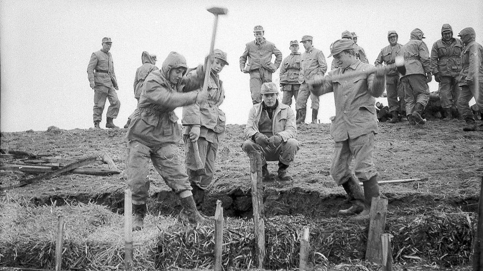 Sturmfluten gehören zu den „typischen“ Katastrophen an der deutschen Nordseeküste. Dieses Bild wurde im Februar 1962 während der „Jahrhundertflut“ in Pilsum aufgenommen und zeigt Männer bei Absicherungsarbeiten am Deich. Archivfoto: Deichacht Krummhörn