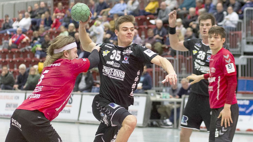 Jannik Neumann (Mitte) feierte sein Debüt in der 3. Liga und konnte auch gleich einen Treffer erzielen. Fotos: Doden/Emden