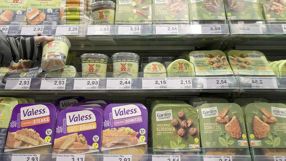 Vegane und vegetarische Fleischersatzprodukte werden immer beliebter - aber sind sie auch gesünder als „echte“ Wurst? Foto: imago images/Joerg Boethling