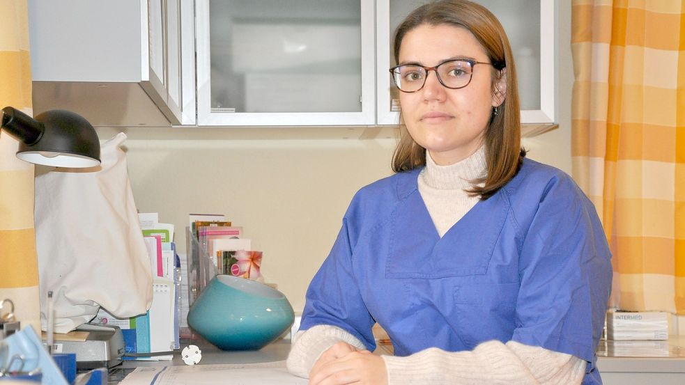 Tetiana Shestakova empfängt in der Wittmunder Frauenarztpraxis viele ukrainische Frauen. Die sind dankbar, mit einer Muttersprachlerin über ihre gesundheitliche Situation sprechen zu können. Foto: Ullrich