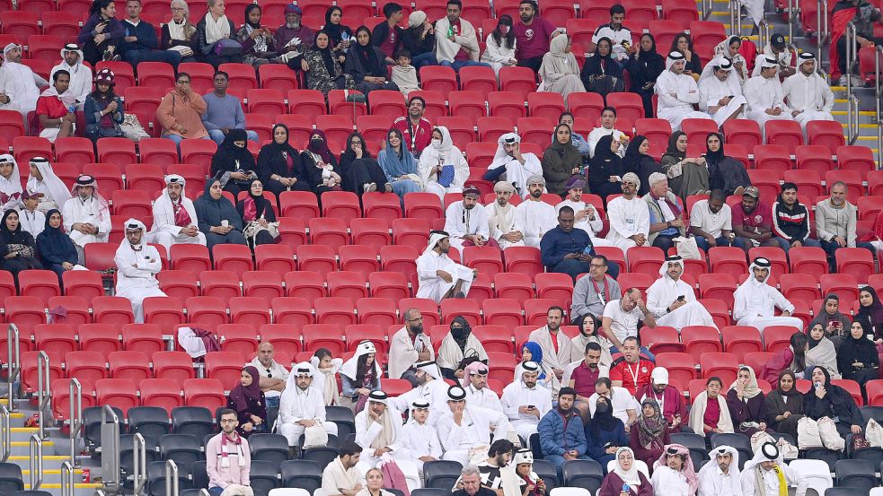 Viele Besucher verließen während des Eröffnungsspiels das Al-Bayt-Stadion, sodass zahlreiche Sitze am Ende leer waren. Foto: imago/Ulmer/Teamfoto