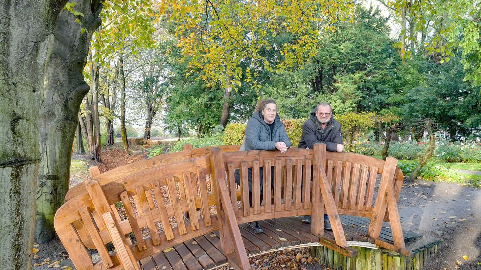 Idylle pur: Bernd-Thomas Martens und Katja Donath Leandro auf einer Brücke im Cassens-Park, dem jüngsten Aushängeschild von Larrelt. Foto: Ortgies