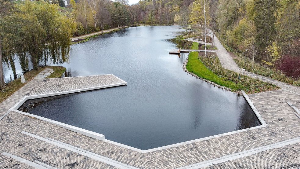 Ein Blick auf den neu gestalteten Osterbergsee in Bad Gandersheim. Foto: Pförtner/dpa