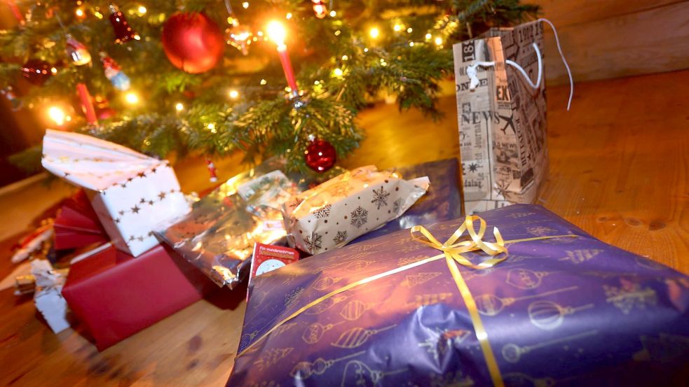 Viele Eltern suchen zu Weihnachten gezielt nach gebrauchten Spielzeugen, diese sind aber oft mit Schadstoffen belastet. Foto: Karl-Josef Hildenbrand/dpa