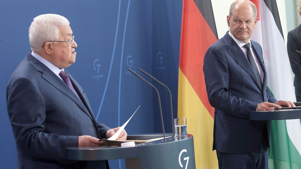 Bei einem Treffen mit Bundeskanzler Olaf Scholz (rechts) hatte Mahmud Abbas Israel „50 Holocausts“ vorgeworfen. Foto: dpa/Wolfgang Kumm