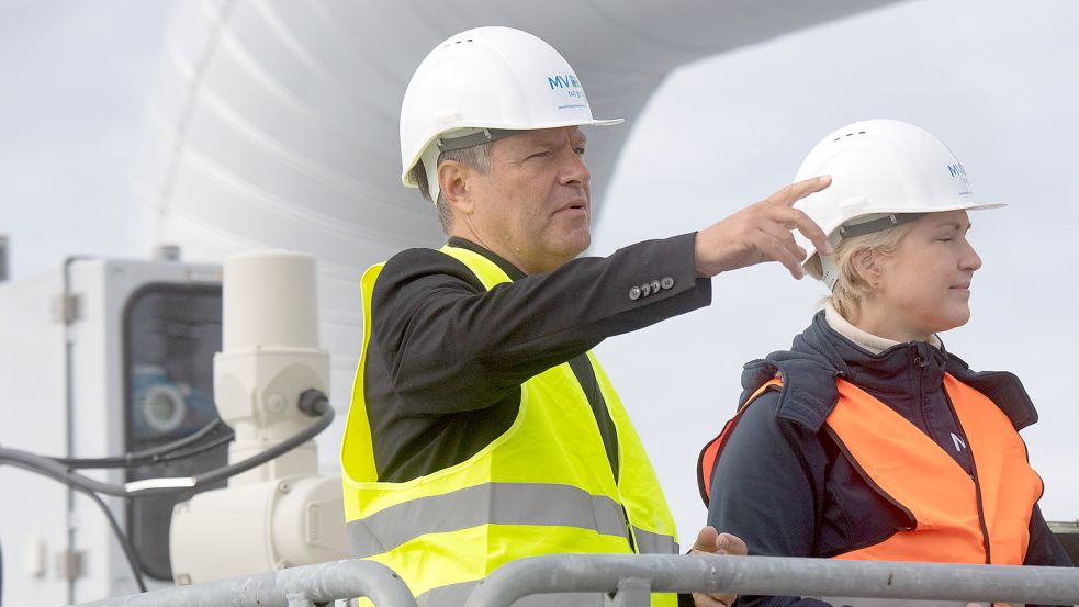 Bundeswirtschaftsminister Robert Habeck von den Grünen setzt bei der Versorgung mit Gas als Übergangslösung auf LNG. Aber: Die dafür notwendige Logistik wird deutlich teurer als geplant. Foto: dpa