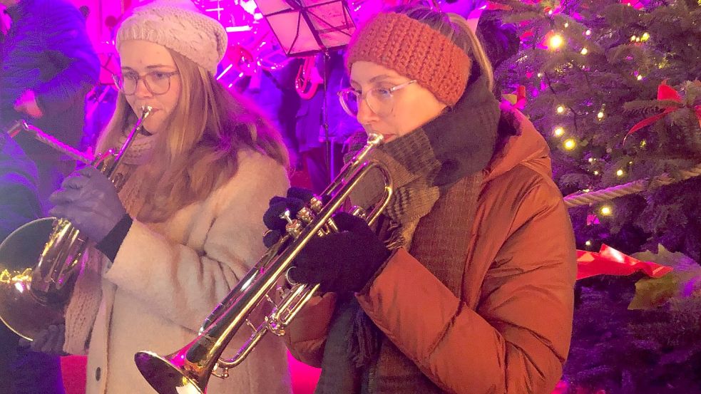 Der Posaunenchor Simonswolde begleitete die Eröffnung des Emder Weihnachtsmarktes am Montagabend musikalisch. Foto: H. Müller