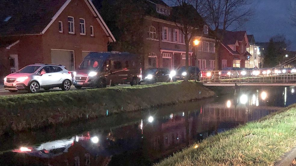 Nach dem Unfall staute sich der Verkehr am Rhauderfehner Untenende in Fahrtrichtung Ostrhauderfehn. Foto: Ammermann