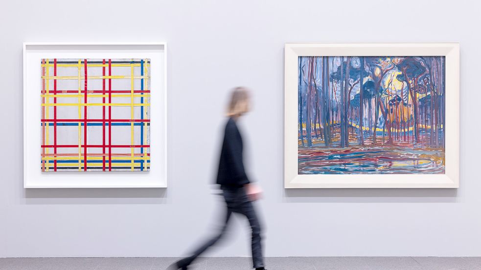 Die Bilder „New York City I“ (l, 1941) und „Bosch (Wälder): Wälder bei Oele“ (1908) des Künstlers Piet Mondrian sind in der Ausstellung „Mondrian. Evolution“ in der Kunstsammlung Nordrhein-Westfalen K20 zu sehen. Foto: dpa