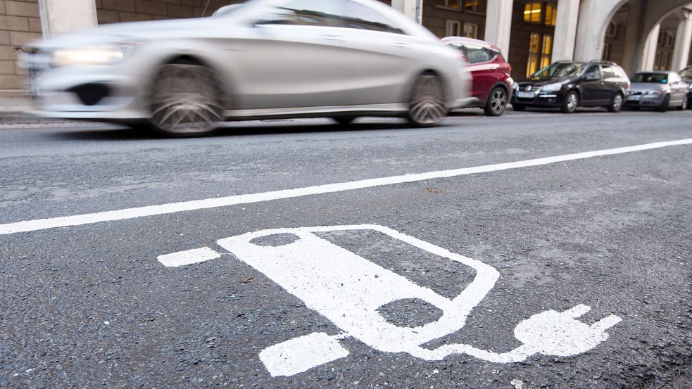 Nach Plänen der Bundesregierung sollen bis 2030 mindestens 15 Millionen Elektroautos auf deutschen Straßen fahren. Foto: dpa/Julian Stratenschulte