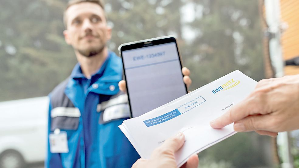 Der Monteur wird ein Tablet vorzeigen, auf dem EWE-Kunden ihre persönliche Nummer abgleichen können. Ohne diese sollte man die Handwerker nicht ins Haus lassen. Foto: EWE Netz GmbH