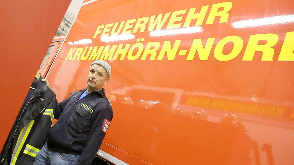 Eigentlich wollen Bernd Oltmanns und die Mehrheit der Einsatzkräfte der Feuerwehr Krummhörn Nord ihre Einsatzjacken nicht an den Nagel hängen. Aber sie fühlen sich von der Gemeindeverwaltung im Stich gelassen. Foto: Hock