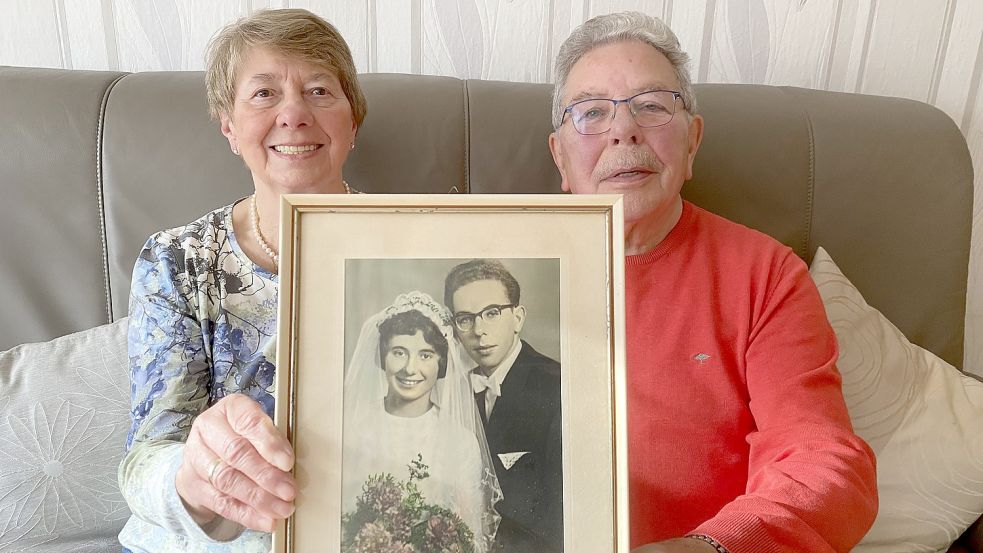 Karl und Juliane Acker mit ihrem 60 Jahre alten Hochzeitsbild. Fotos: Löschen