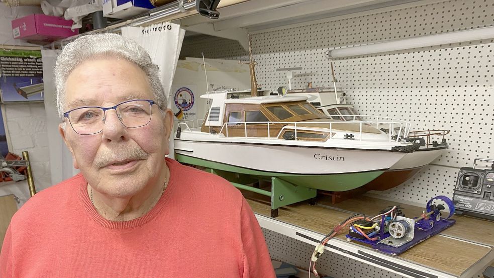 Karl Acker in seiner Hobbywerkstatt. Manche seiner Modellschiffe fahren 60 Km/h auf dem Wasser.