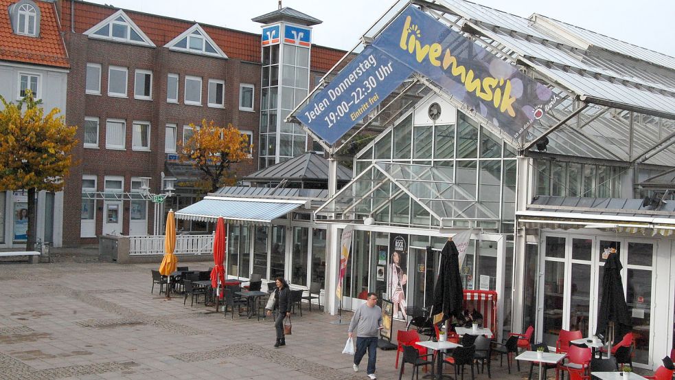 Jeden Donnerstag Livemusik: Ansonsten wirkt die Auricher Markthalle ziemlich tot. Foto: Luppen
