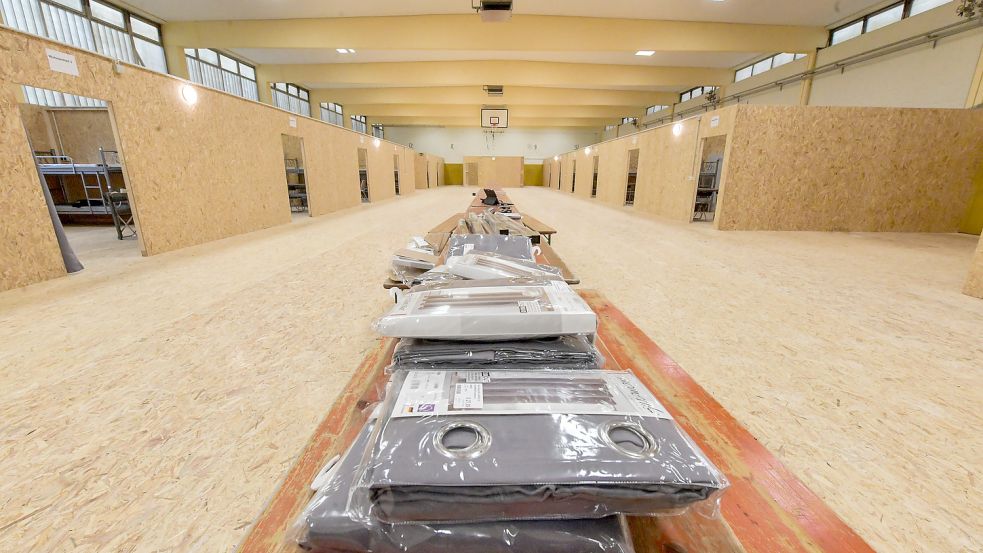 Aus der Turnhalle auf dem Auricher Kasernengelände ist eine Notunterkunft für Flüchtlinge geworden. Fotos: Ortgies
