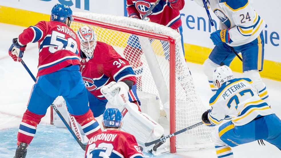 JJ Peterka (r) von den Buffalo Sabres trifft gegen Torwart Jake Allen von den Montreal Canadiens. Foto: Graham Hughes/The Canadian Press/AP/dpa
