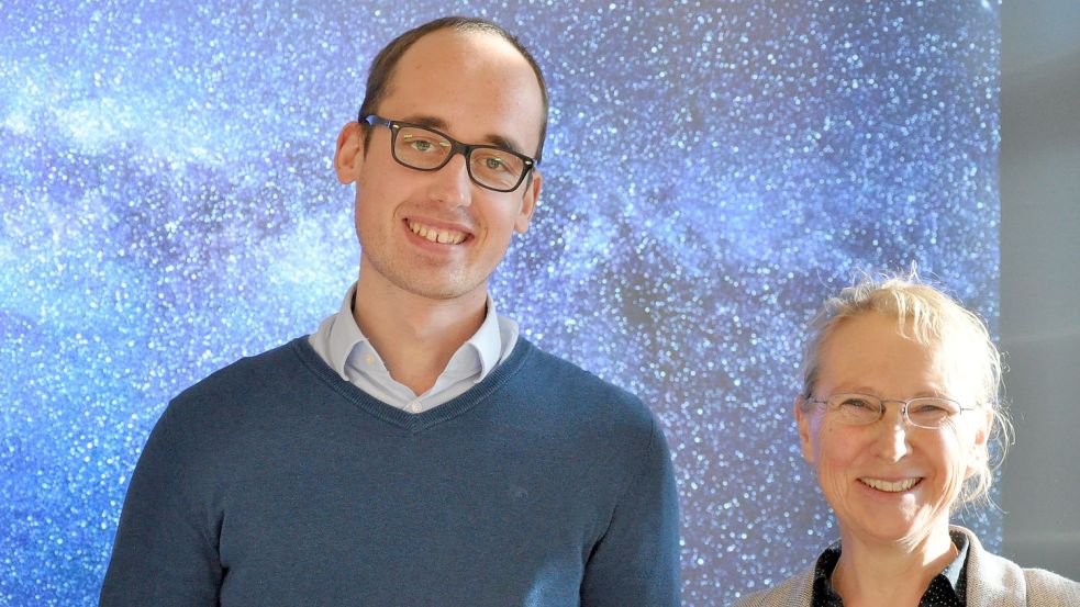 Valentin Lang und Petra Walentowitz wollen das Sternenfunkeln über Friesland wieder sichtbarer machen und stellten dazu am Montag ein Pilotprojekt vor. Foto: Ullrich