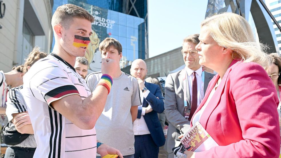 Bundesinnenministerin Nancy Faeser (SPD) spricht mit Deutschland-Fan Bengt Kunkel über den Vorfall im Stadion. Foto: Federico Gambarini/dpa