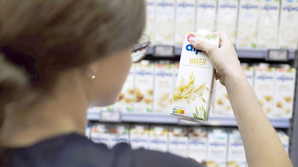 Im Supermarkt gibt es viele verschiedene Hafermilch-Alternativen. Foto: Imago Images/photothek