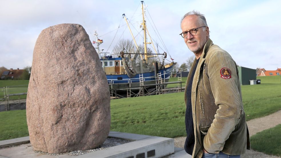 Gerold Conradi vor dem Gedenkstein der auf See gestorbenen Fischer und der Greetsieler Werft. Fotos: Böning