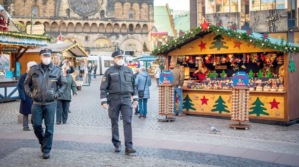 Polizisten werden, wie hier im letzten Jahr in Bremen, auch dieses Jahr auf Weihnachtsmärkten unterwegs sein. Foto: Schuldt/DPA
