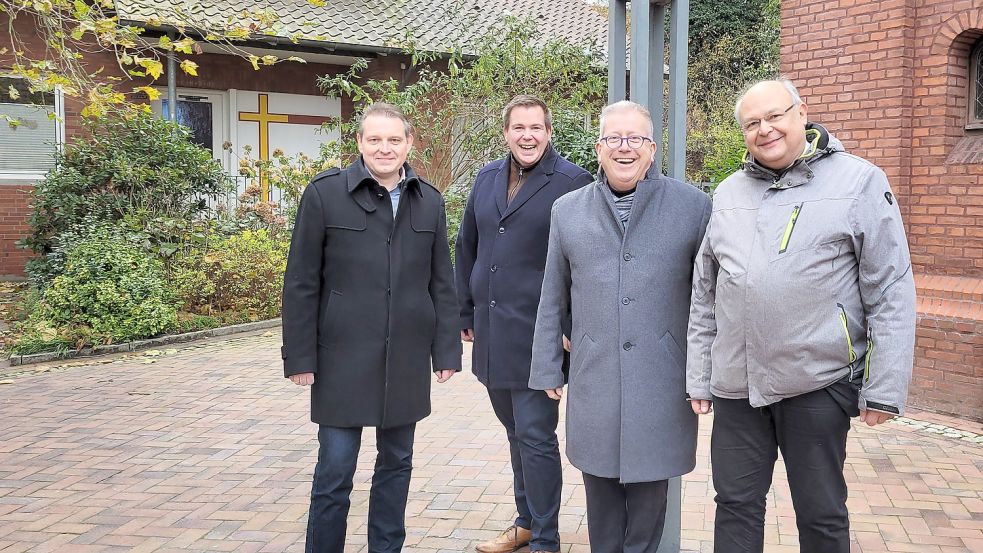 Erster Stadtrat Marcus Aukskel, Bürgermeister Florian Eiben, Pfarrer Christof Hentschel und Knut Balzer, Vorsitzender des Kirchenvorstandes, haben am Dienstag den Grundstücksverkauf beim Notar besiegelt. Das Pfarrhaus im Hintergrund wird abgerissen. Dort wird künftig eine Straße entlangführen. Foto: Rebecca Kresse
