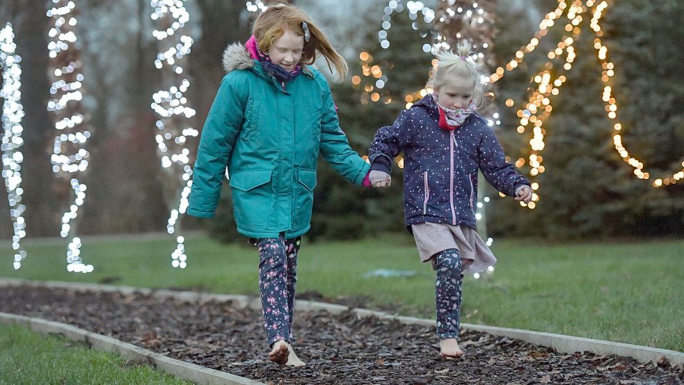 Barfuß in den Weihnachtswald wagten sich im vergangenen Advent Emilia (links) und Tessa. Foto: Ortgies/Archiv