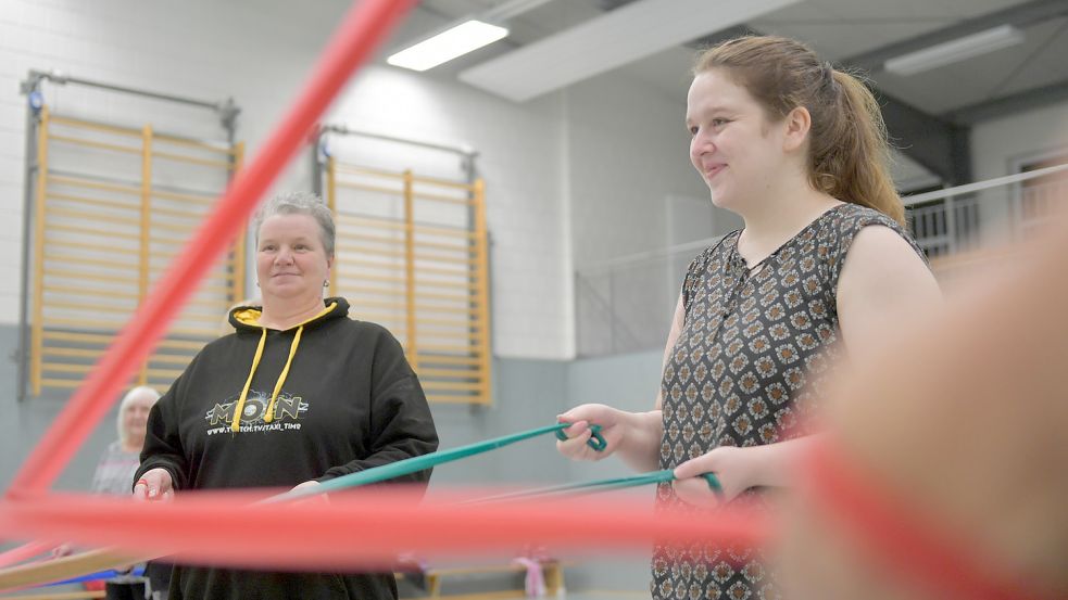 Durch den Rehasport soll der Lungenmuskel gestärkt werden. Beim TuS Detern wird während der Übungen auch viel gelacht. Anjela Stamma (rechts) hat mit Post-Covid-Symptomen zu kämpfen. Fotos: Ortgies