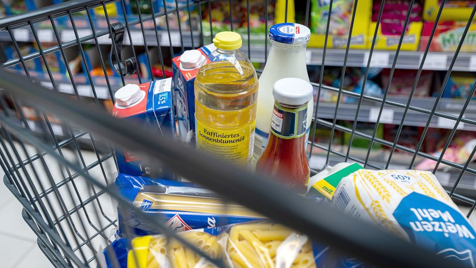 Der Einkauf im Supermarkt wird angesichts der hohen Inflation in Deutschland immer teurer. Foto: dpa/Hendrik Schmidt