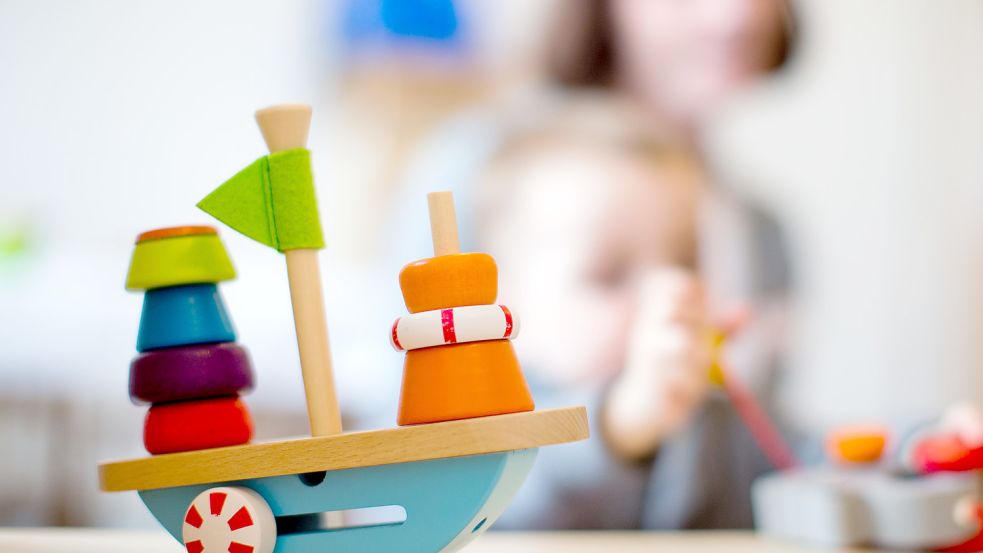 Für die professionelle Betreuung von Kleinkindern müssen Eltern zahlen. Foto: Vennenbernd/dpa