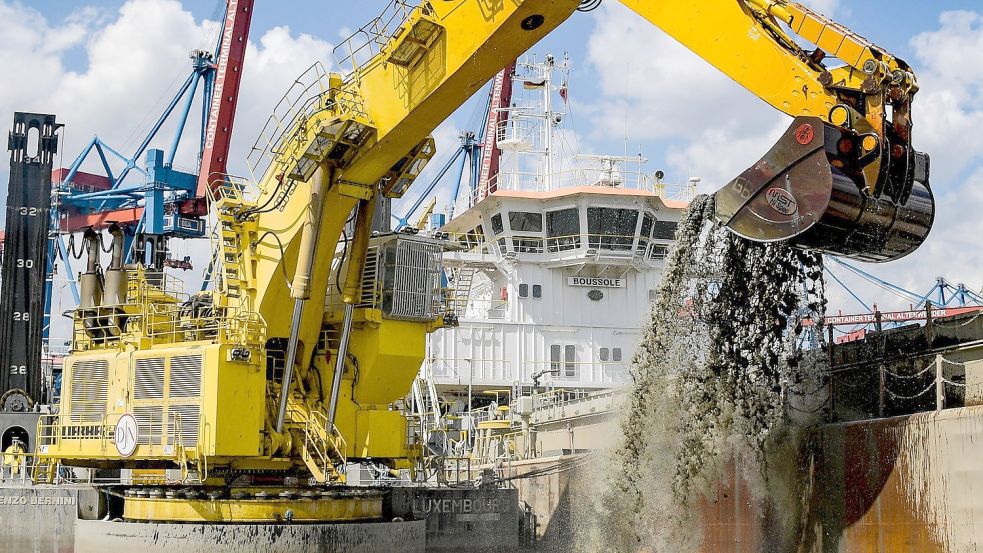 Ein Bagger holt bei Arbeiten zur Elbvertiefung Schlick aus einem Hafenbecken in Hamburg. Foto: Axel Heimken/dpa