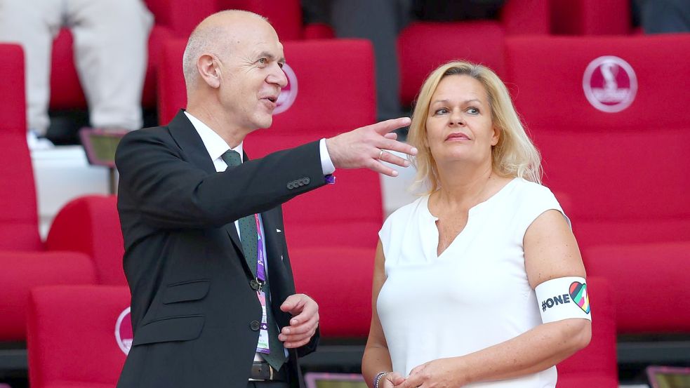 Bundesinnenministerin Nancy Faeser neben DFB-Präsident Bernd Neuendorf auf der Tribüne. Foto: Federico Gambarini/dpa
