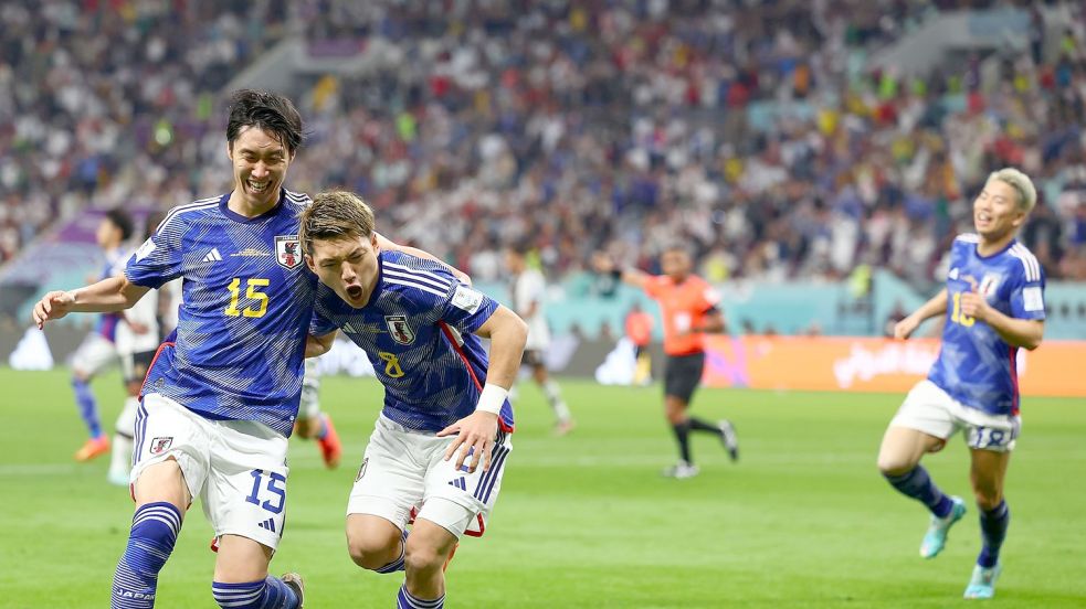 Ritsu Doan (M) von Japan jubelt mit Daichi Kamada (l) nach seinem Treffer zum 1:1-Ausgleich. Foto: Tom Weller/dpa