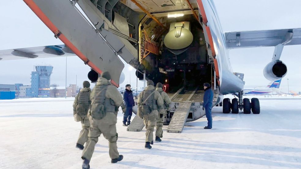 Russische Luftlandetruppen beim Besteigen eines Flugzeugs (Archivbild). Foto: Russian Defence Ministry/TASS/dpa
