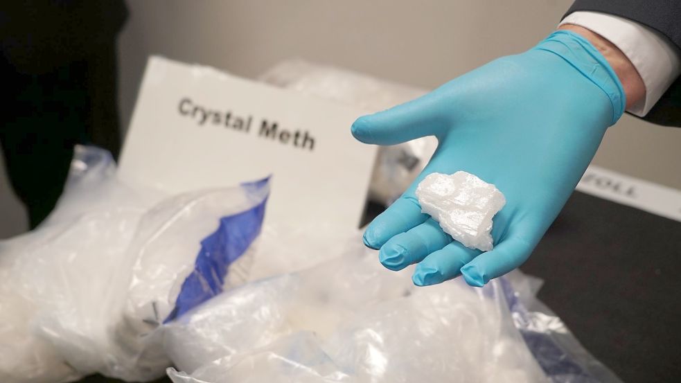 Symbolbild: In Beuteln und auf einer Hand ist Crystal Meth zu sehen. Foto: Frank Bründel/Citynewstv/dpa
