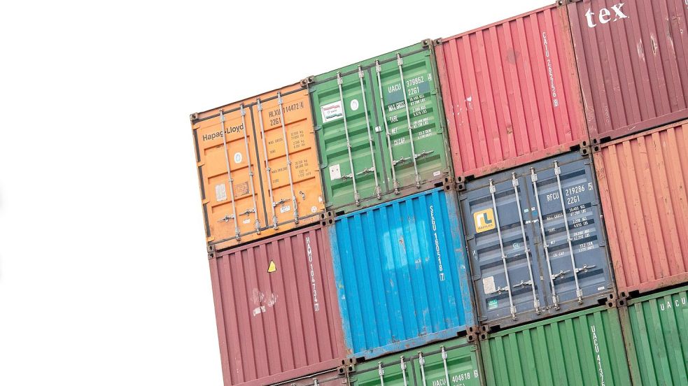 Container auf einem Gelände im Hamburger Hafen. Laut Ifo-Institut hat sich die Simmung in der deutschen Wirtschaft wieder deutlich verbessert. Foto: Daniel Bockwoldt/dpa
