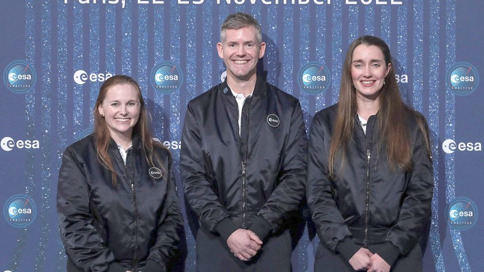 Drei aus dem neuen ESA-Ausbildungsjahrgang: der britische Paralympics-Sprinter John McFall sowie Meganne Christian (l.) und Rosemary Coogan. Foto: dpa/Joel Saget