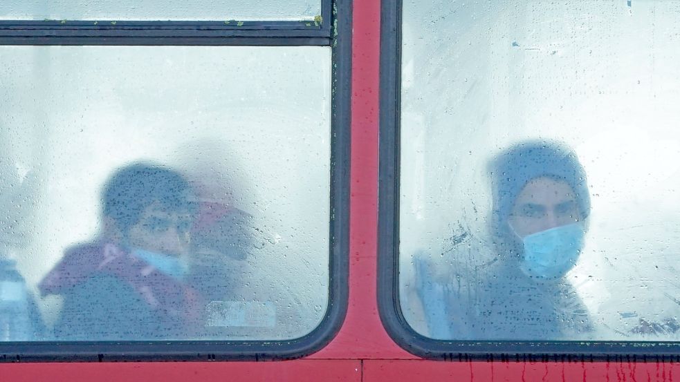 Eine Gruppe von Menschen, bei denen es sich vermutlich um Migranten handelt, in einem Bus in Dover. Foto: Gareth Fuller/PA/dpa